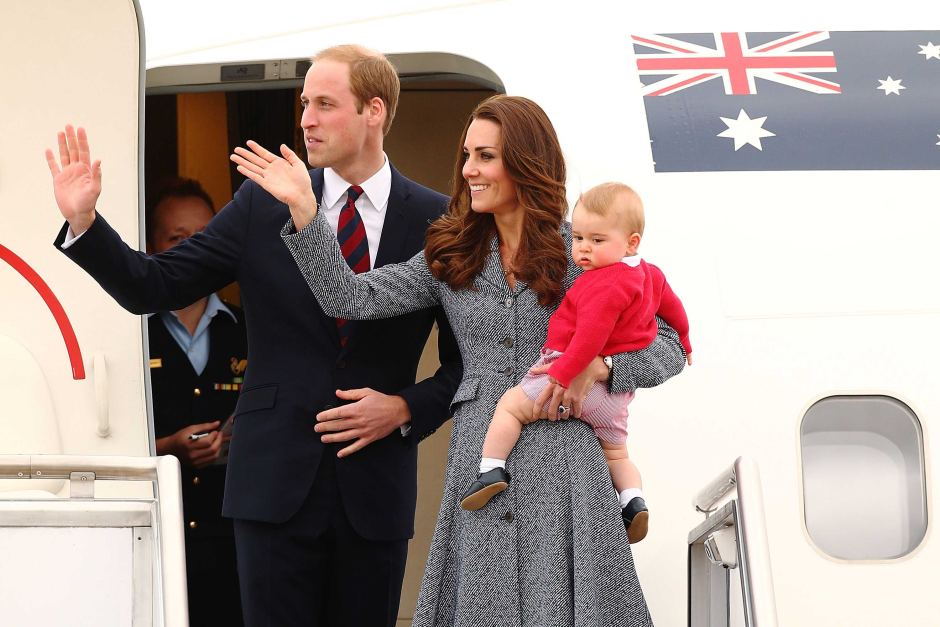 William y Kate toman vuelo comercial para visitar a la Reina tras criticas contra Harry y Meghan
