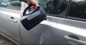 ¡Resuelve! Cómo sacarle un golpe al carro con agua caliente (VIDEO)