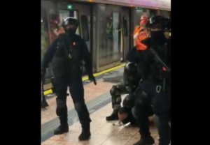 EN VIDEO: Así fue cómo la policía persiguió a manifestantes para arrestarlos en Hong Kong