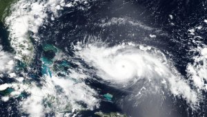 Bahamas se prepara a la llegada del poderoso huracán Dorian