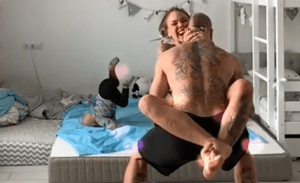 El “salto al vacío” de un bebé, mientras sus padres estaban distraídos, que generó controversia (VIDEO)
