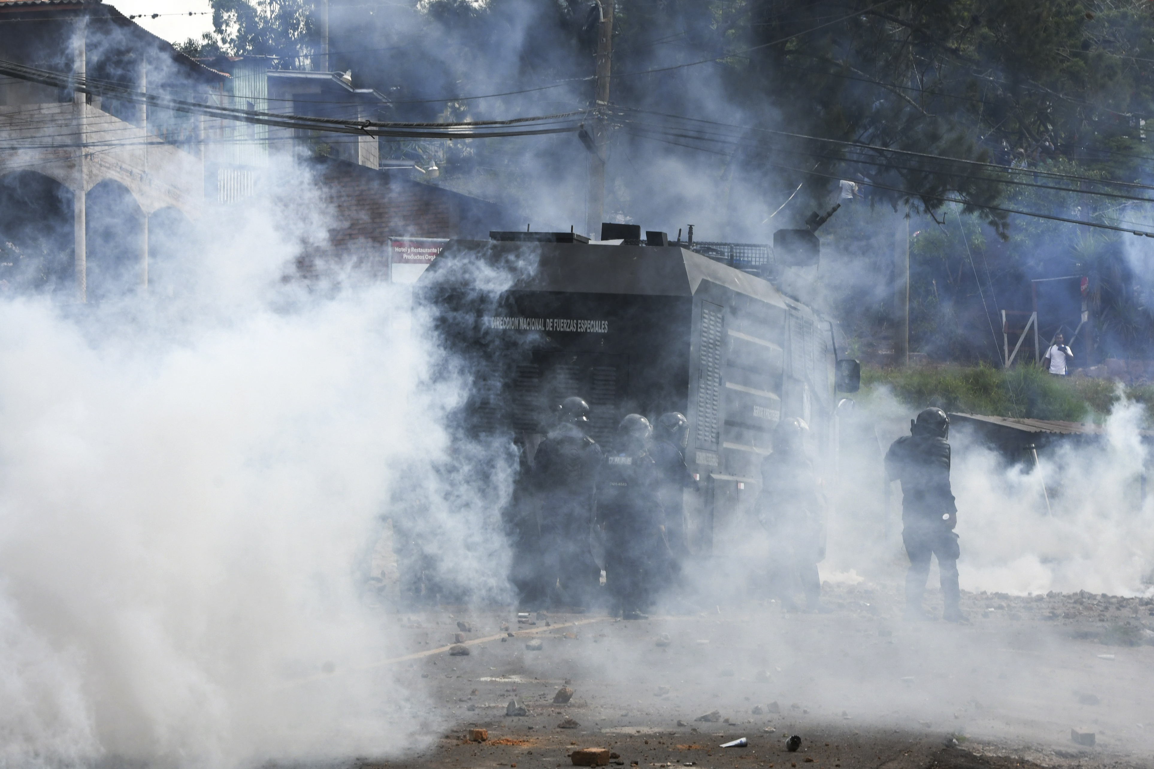 Policías reprimen en Honduras a manifestación opositora