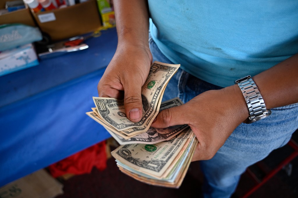 El salario mínimo mensual en Venezuela a ras de suelo: Menos de un dólar