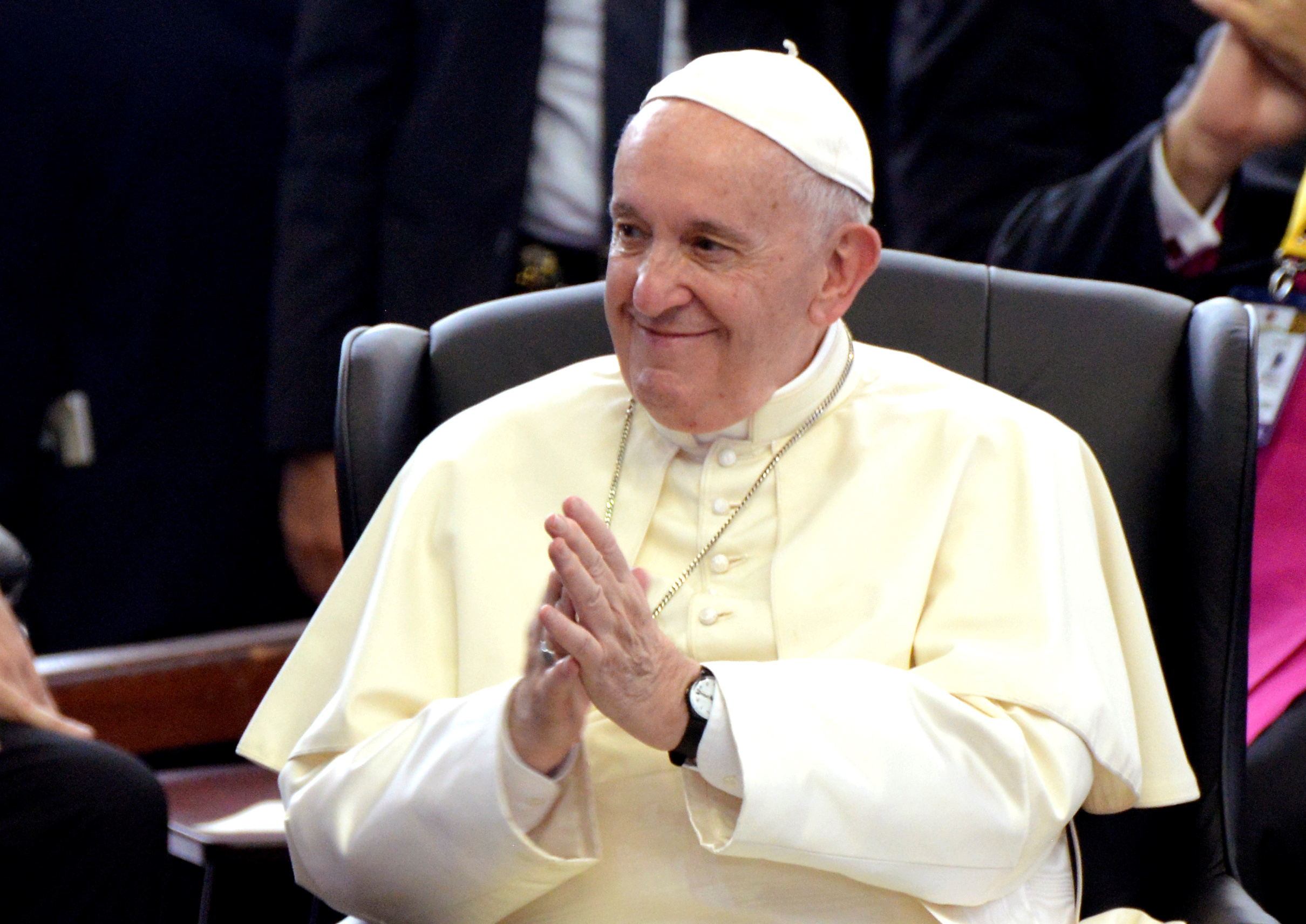 La cuenta de Instagram del papa Francisco le dio un “like” a la foto de una “colegial” picante con tremendas nalgas