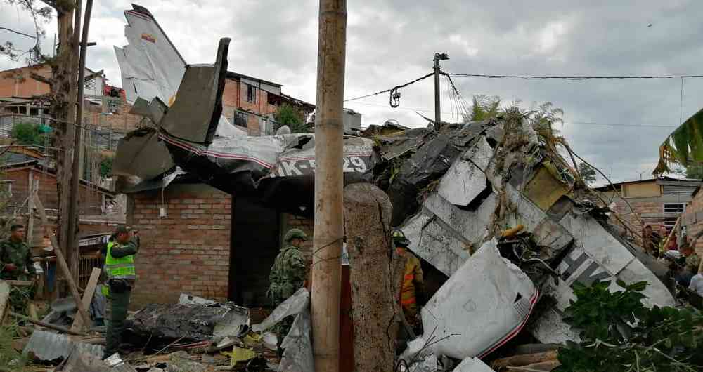 Al menos siete muertos tras la caída de una avioneta en barrio de Colombia (Video)