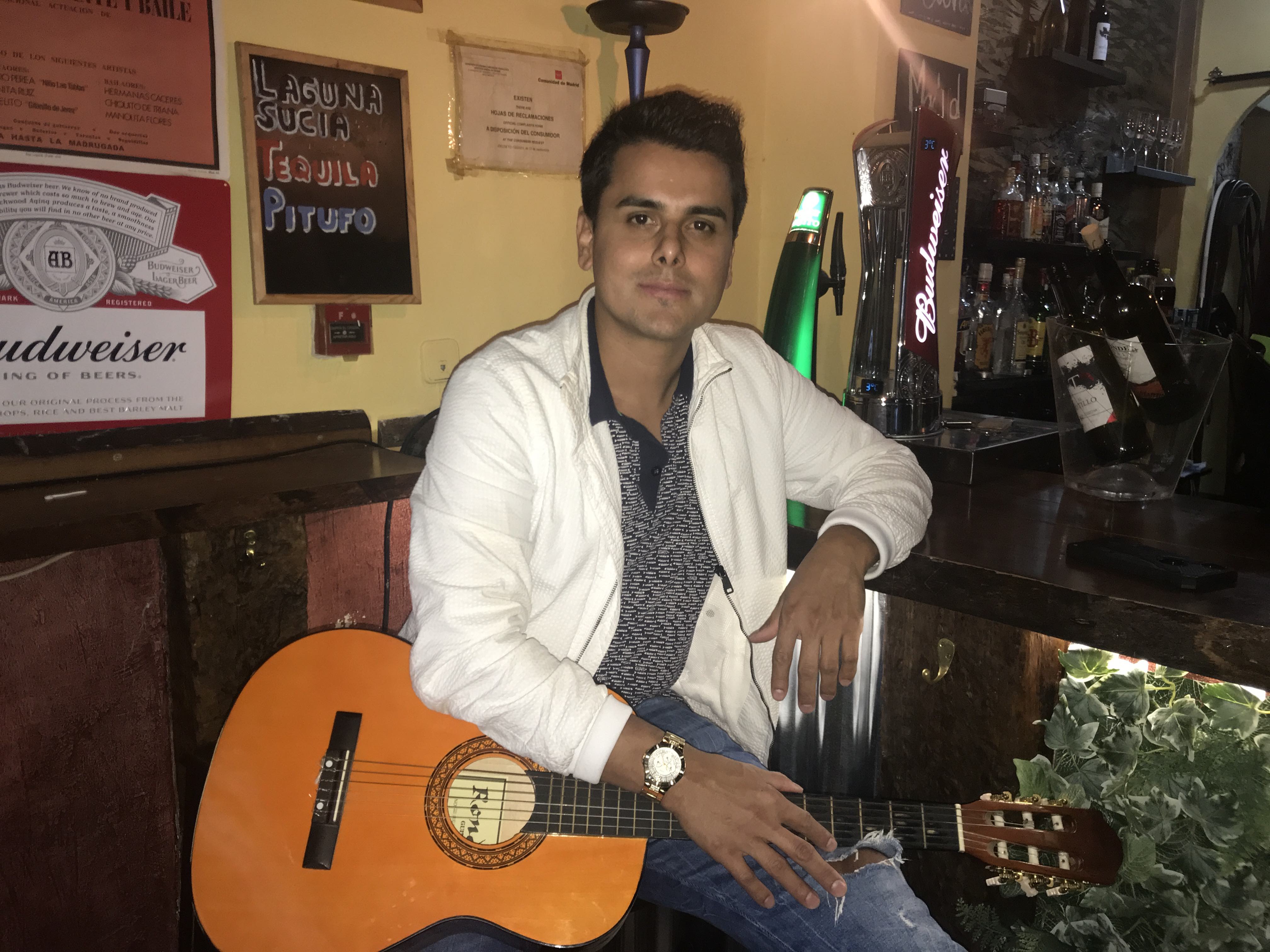 ALnavío: Un exmiembro del Grupo Salserín de Venezuela abre bar en Madrid y planea regresar a los escenarios