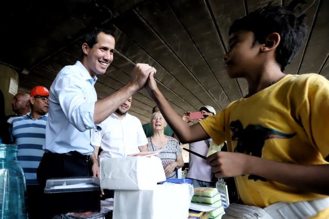 Juan Guaidó visitó el Mercado La Redoma en Prados del Este