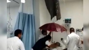 El insólito video de los médicos que cubrieron con un paraguas a paciente por “goteras” en un hospital