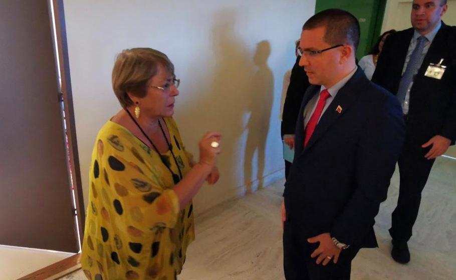 A pocos minutos de arremeter contra ella, Arreaza se fue a arrastrar a los pies de Bachelet (FOTOS)
