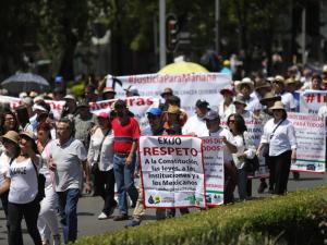 Miles de mexicanos marchan contra López Obrador durante informe de Gobierno