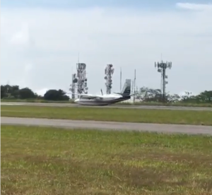 ¡De película! Impecable maniobra de avioneta que no desplegó su tren de aterrizaje en Aeropuerto Caracas (VIDEO)