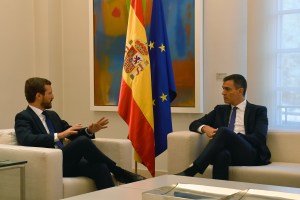 Sánchez inicia con Casado su ronda de reuniones sobre situación en Cataluña