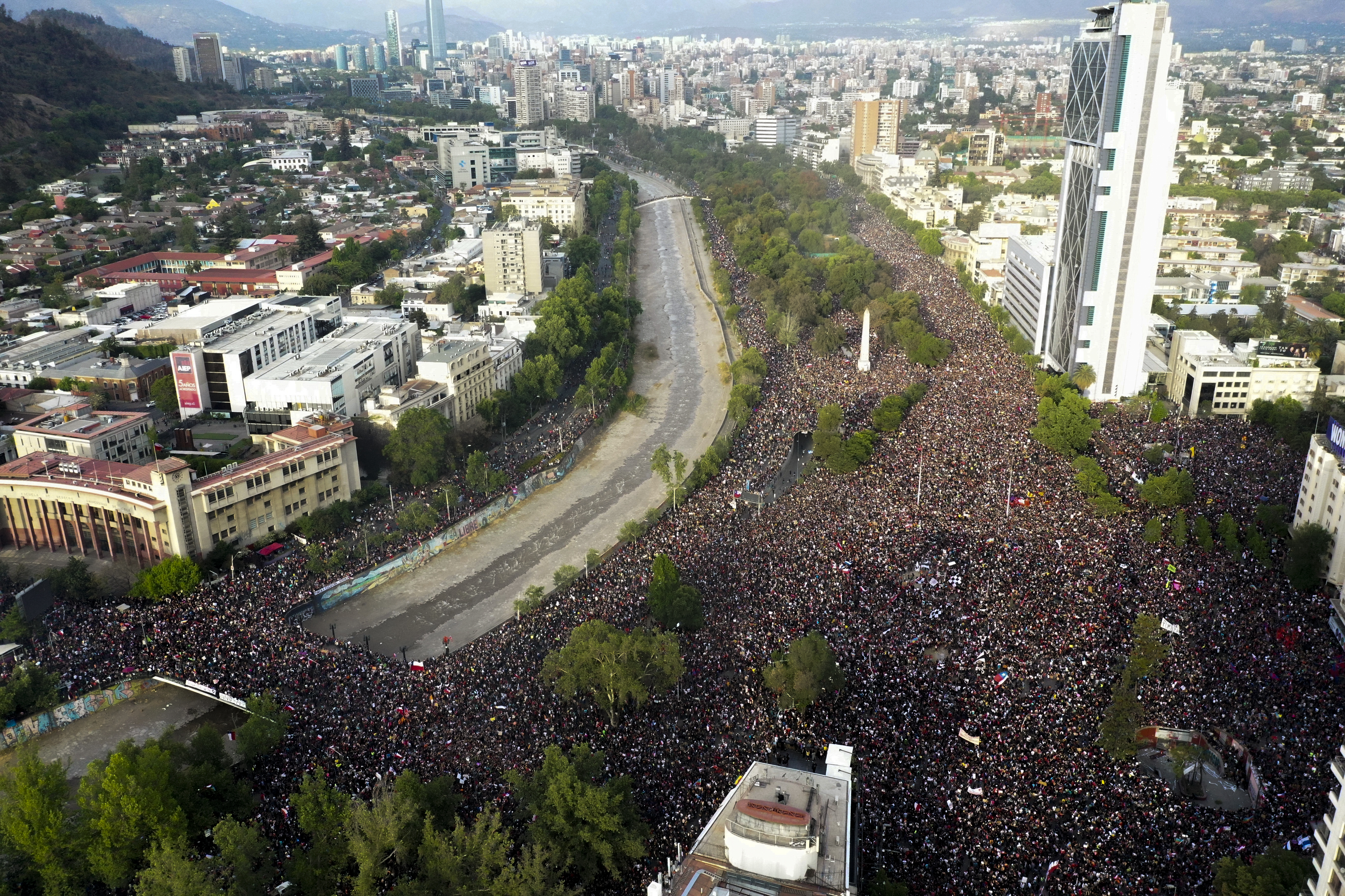 Cientos de miles de manifestantes en Santiago de Chile piden cambios de gestión a Piñera