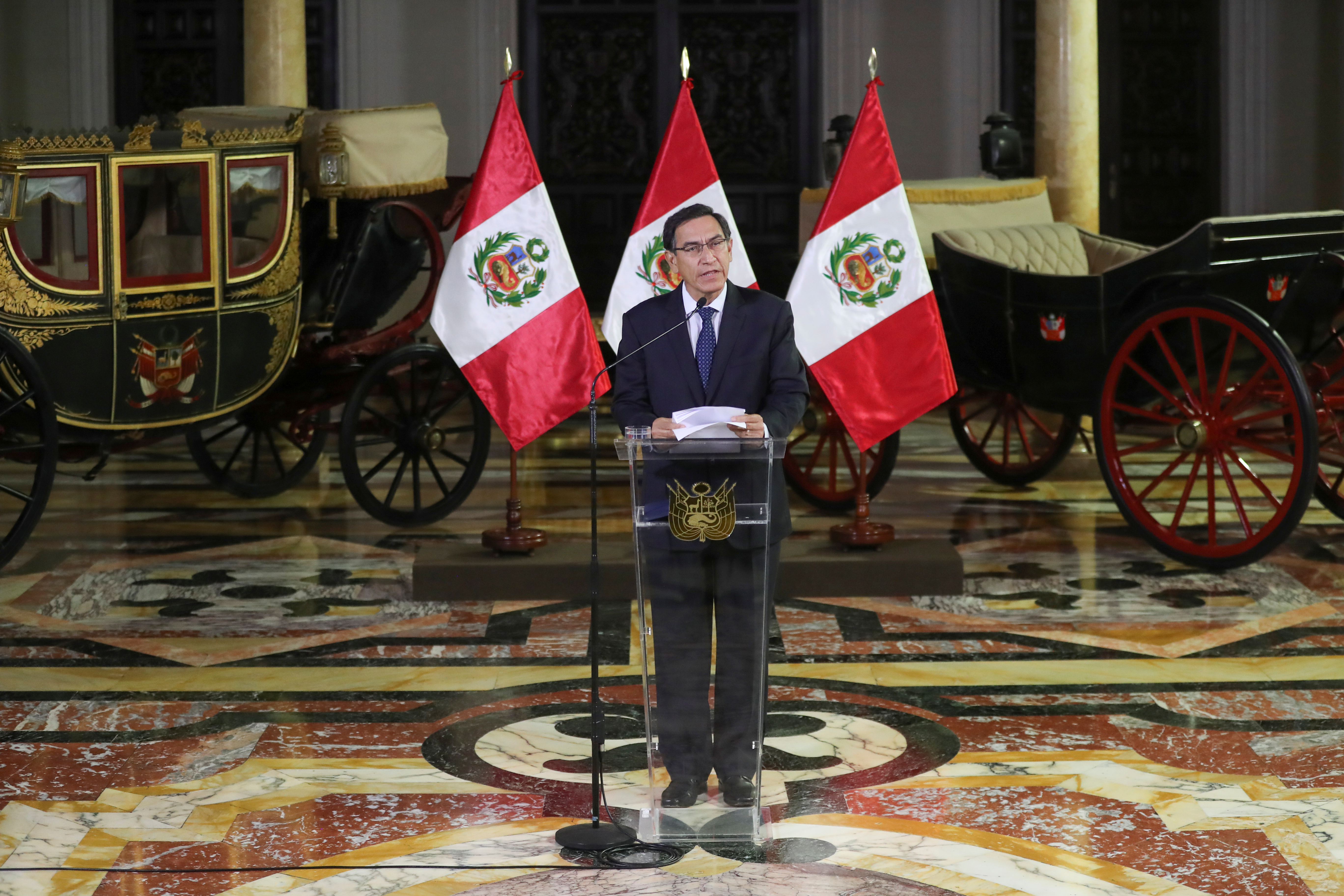 Encuesta reafirma abrumador respaldo a Vizcarra tras disolución del Congreso en Perú