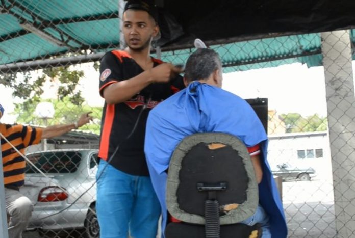 Barberos ambulantes: El oficio que prolifera en las calles de Barquisimeto