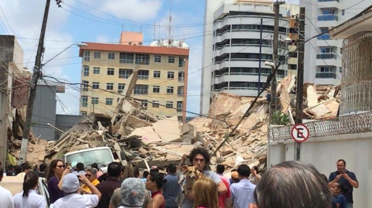 Bomberos buscan sobrevivientes tras derrumbarse un edificio residencial en Brasil
