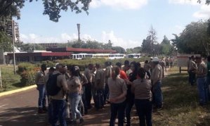 Trabajadores de Briquetera del Caroní protestan por deuda de bonos y bajos salarios #2Oct