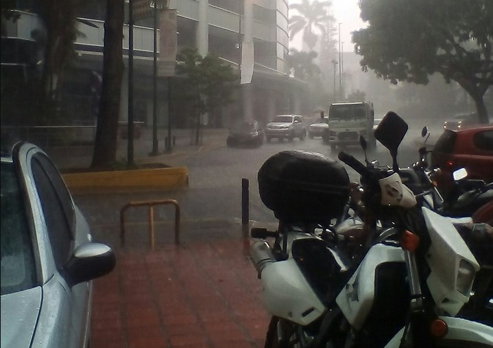Caraqueños reportaron otra tarde de intensas lluvias y granizo este #30Oct (Fotos y Videos)