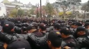 No nos dejes caer en la tentación: Policías de Ecuador rezan antes de enfrentarse a las protestas (video)