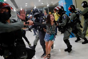 Tres personas en estado crítico en las protestas de Hong Kong (Fotos)