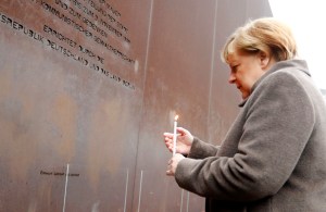 Europa debe defender la libertad y la democracia, pide Merkel 30 años después de caída del Muro