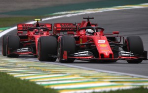 ¡Caos en Ferrari! Vettel y Leclerc tuvieron un choque mientras luchaban por el podio en Brasil (VIDEO)