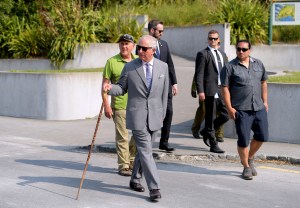 Las imágenes del príncipe Carlos con un guerrero maorí que dan la vuelta al mundo