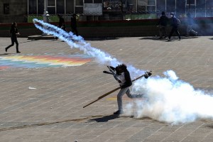 Destrozos y militares retenidos durante nuevos disturbios en centro de Bolivia