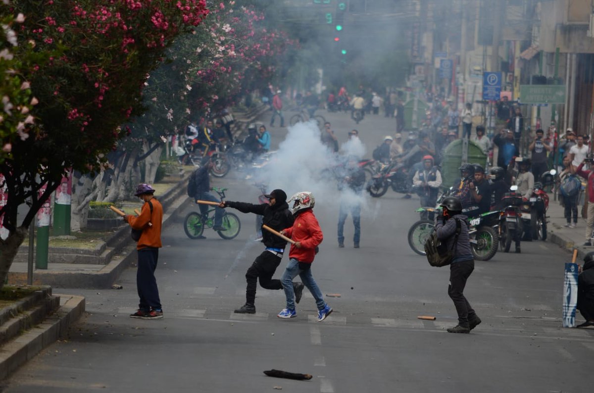 Violentos enfrentamientos en Bolivia entre partidarios y opositores a Evo Morales