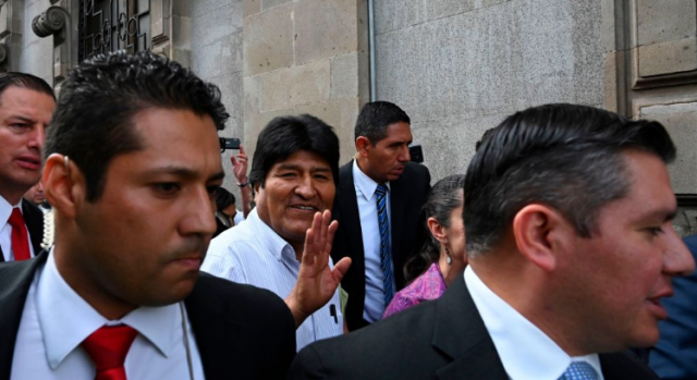 El expresidente de Bolivia Evo Morales saluda a su llegada al Centro Histórico de Ciudad de México el 13 de noviembre de 2019. Morales está acompañado del grupo de seguridad otorgado por el gobierno de AMLO. (Crédito: PEDRO PARDO/AFP via Getty Images)