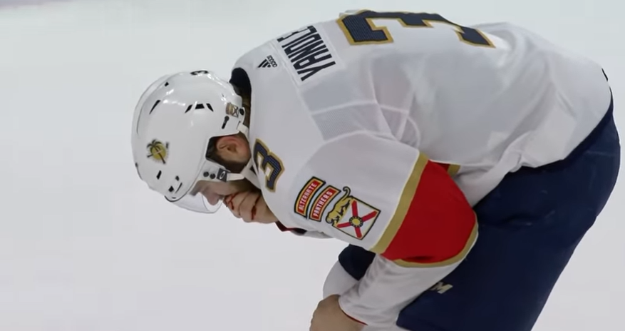 ¡Aterrador! Un jugador de hockey de la NHL pierde 9 dientes tras impactarle el disco en la boca (VIRAL)