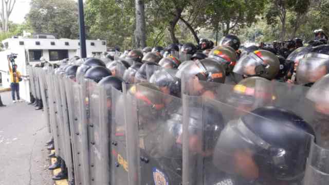 Estudiantes de la UCV confrontan a militares venezolanos. Fotos: @jacksonvodopija.