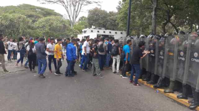 Estudiantes de la UCV confrontan a militares venezolanos. Fotos: @jacksonvodopija