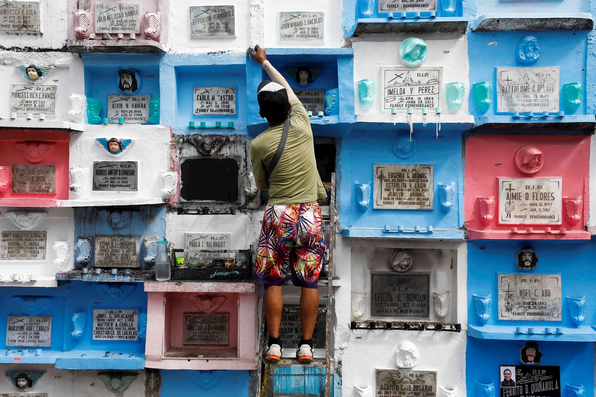 Olor a pintura y flores inunda los cementerios filipinos en el Día de Muertos