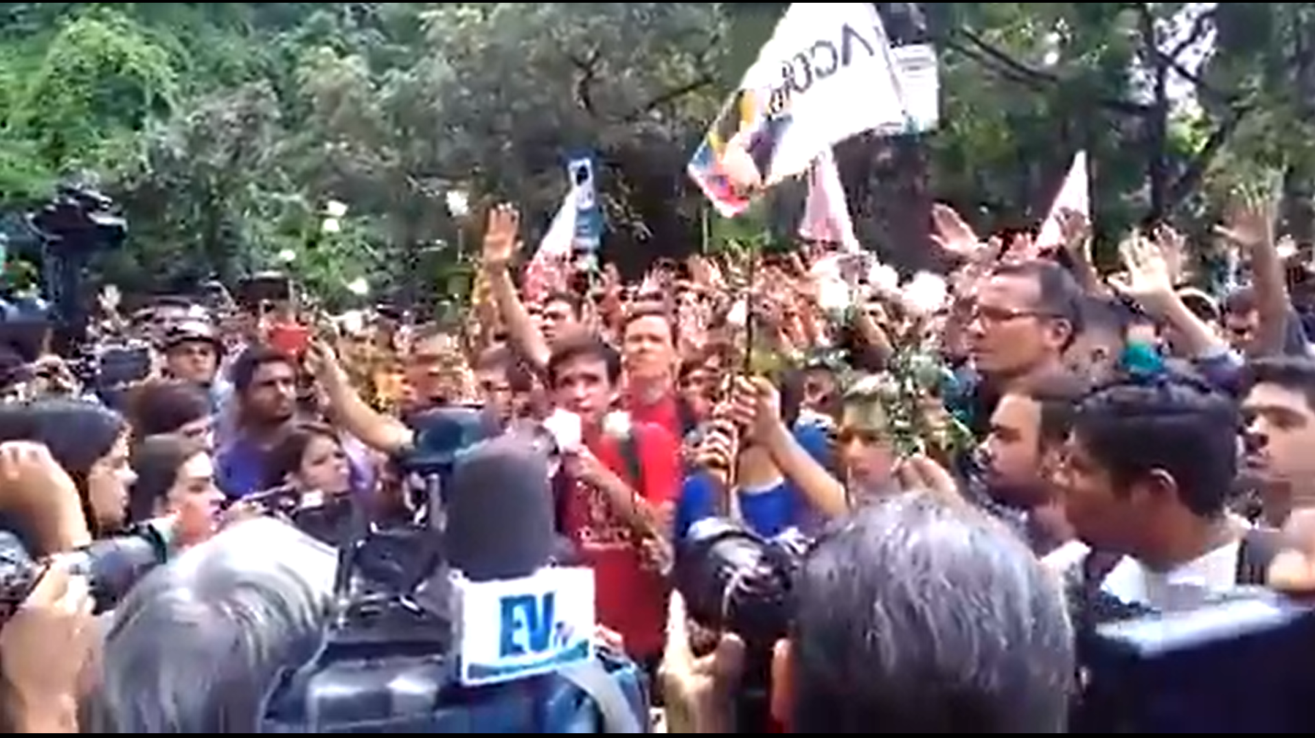 Momento en que los estudiantes pidieron a los PNB luchar en conjunto por la libertad de Venezuela (VIDEO)