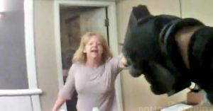 EN VIDEO: El crudo momento en que un policía dispara a una mujer que amenazaba con unas tijeras
