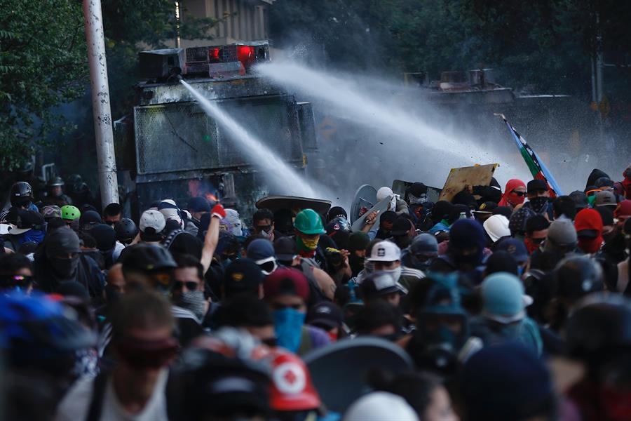 Aumenta a 23 el número de fallecidos durante las protestas en Chile
