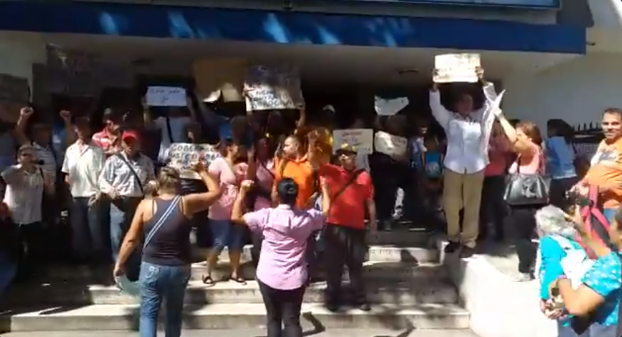 Trabajadores de Insalud en Carabobo denuncian que duermen colchones llenos de piojos (VIDEO)