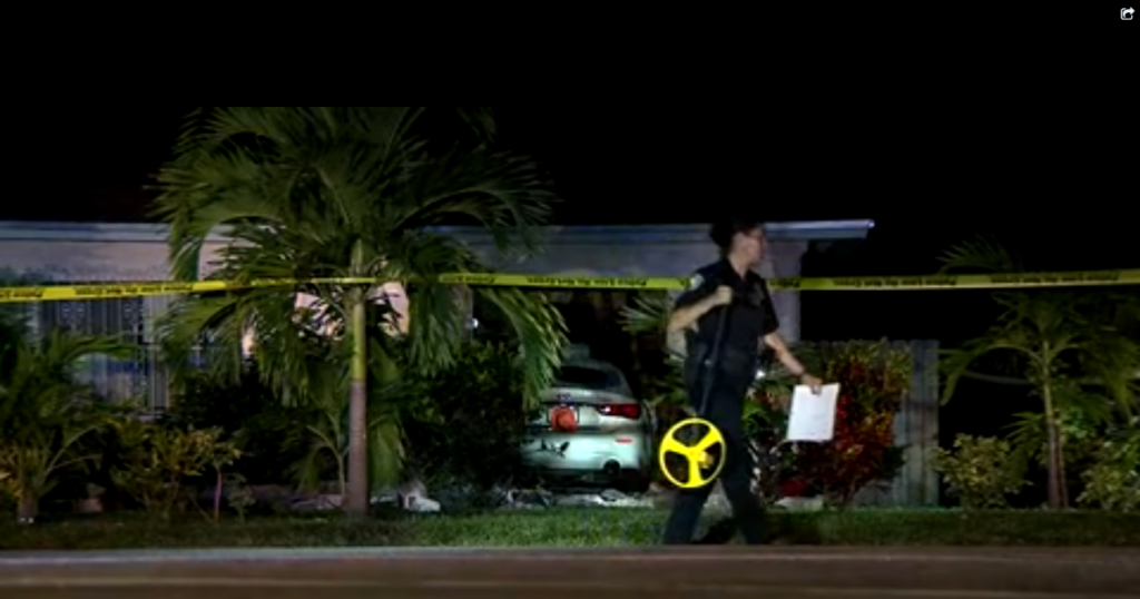 Mujer de Miami-Dade tuvo que ser hospitalizada tras choque de vehículo contra su vivienda