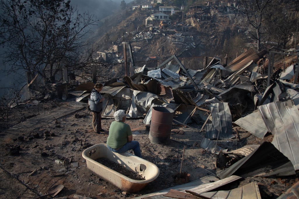 En videos: El voraz incendio en Valpararaíso, Chile
