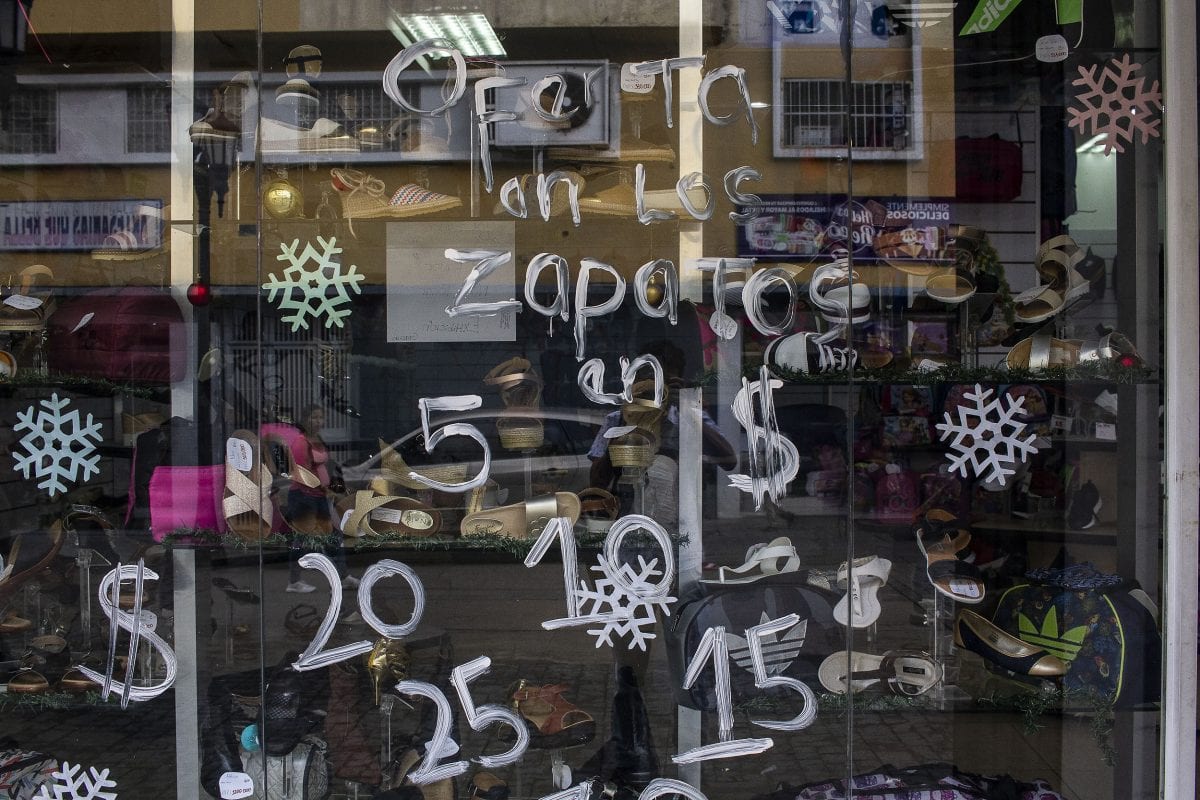 Precios en dólares resaltan en vitrinas de comercios del centro de Caracas