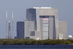 Suspenden lanzamiento de cohete Falcon 9 en Cabo Cañaveral, Florida