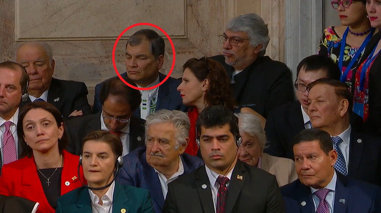 Rafael Correa se echó un camaroncito durante el primer discurso del nuevo presidente de Argentina (FOTO)