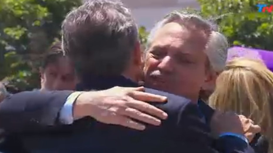 EN VIDEO: El cordial abrazo entre Mauricio Macri y Alberto Férnandez durante una misa