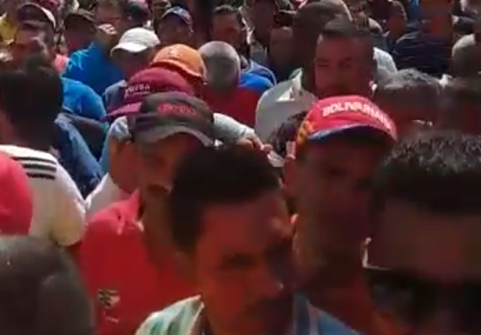 Así fue la revuelta entre trabajadores de Pdvsa en Anzoátegui y militares de Maduro por la entrega del pernil (VIDEO)
