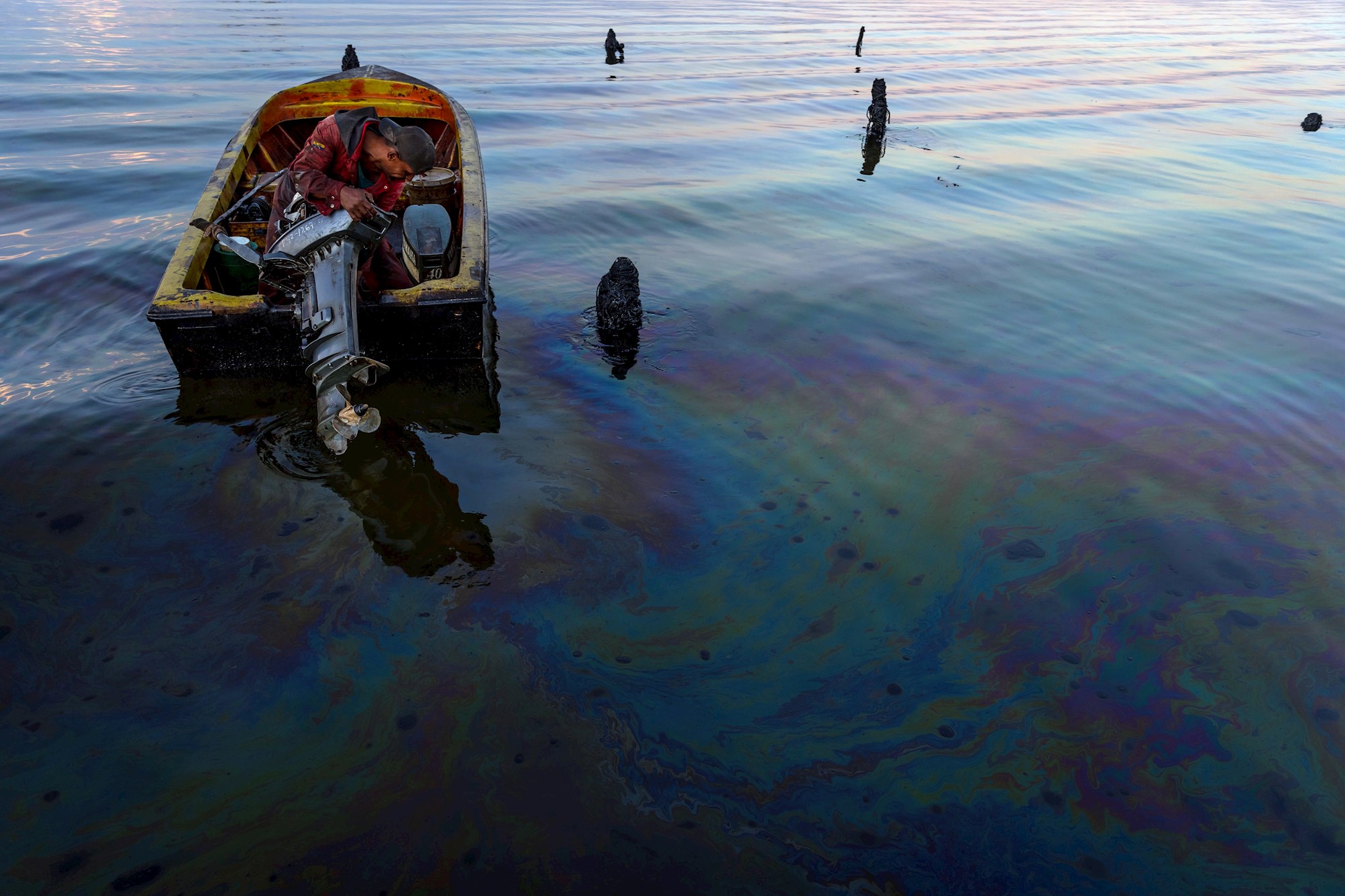 Continúan los derrames petroleros en el lago de Maracaibo