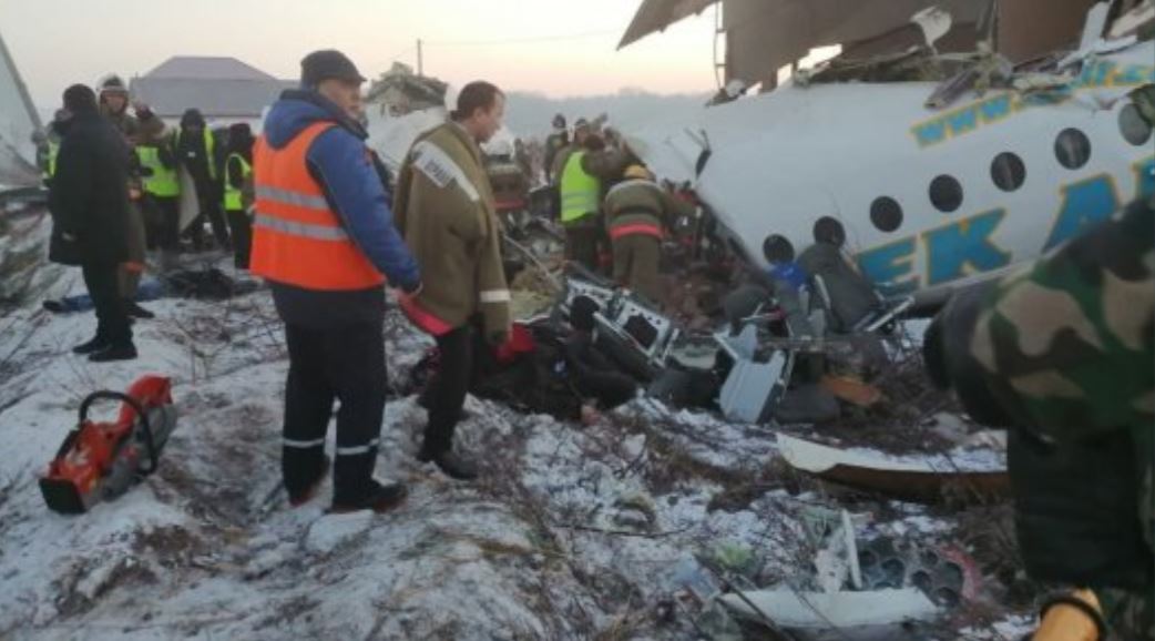 Se estrelló un avión en Kazajistán con al menos cien personas a bordo