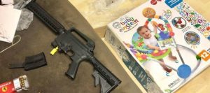 Compran andadera para bebé y encuentran rifle cargado en Florida