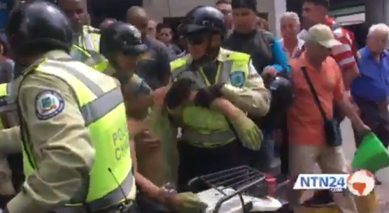 Un joven convulsionó tras forcejeo con la Policía de Chacao (videos)