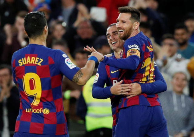 Suárez, Griezmann y Messi celebran uno de los cuatro goles del Barça al Alavés. - EFE